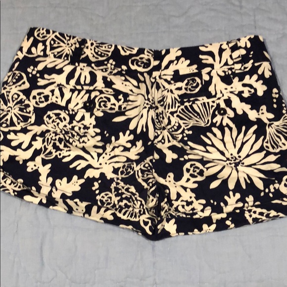 Lilly Pulitzer Barclay shorts 6 - Picture 2 of 3